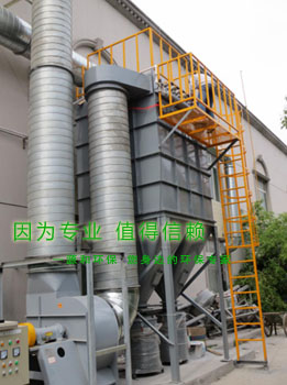 粉塵處理(li)設備：直(zhi)立(li)式濾芯(xin)除塵機